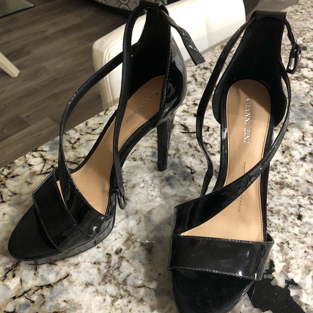 Brand new never worn size 9.5 heel